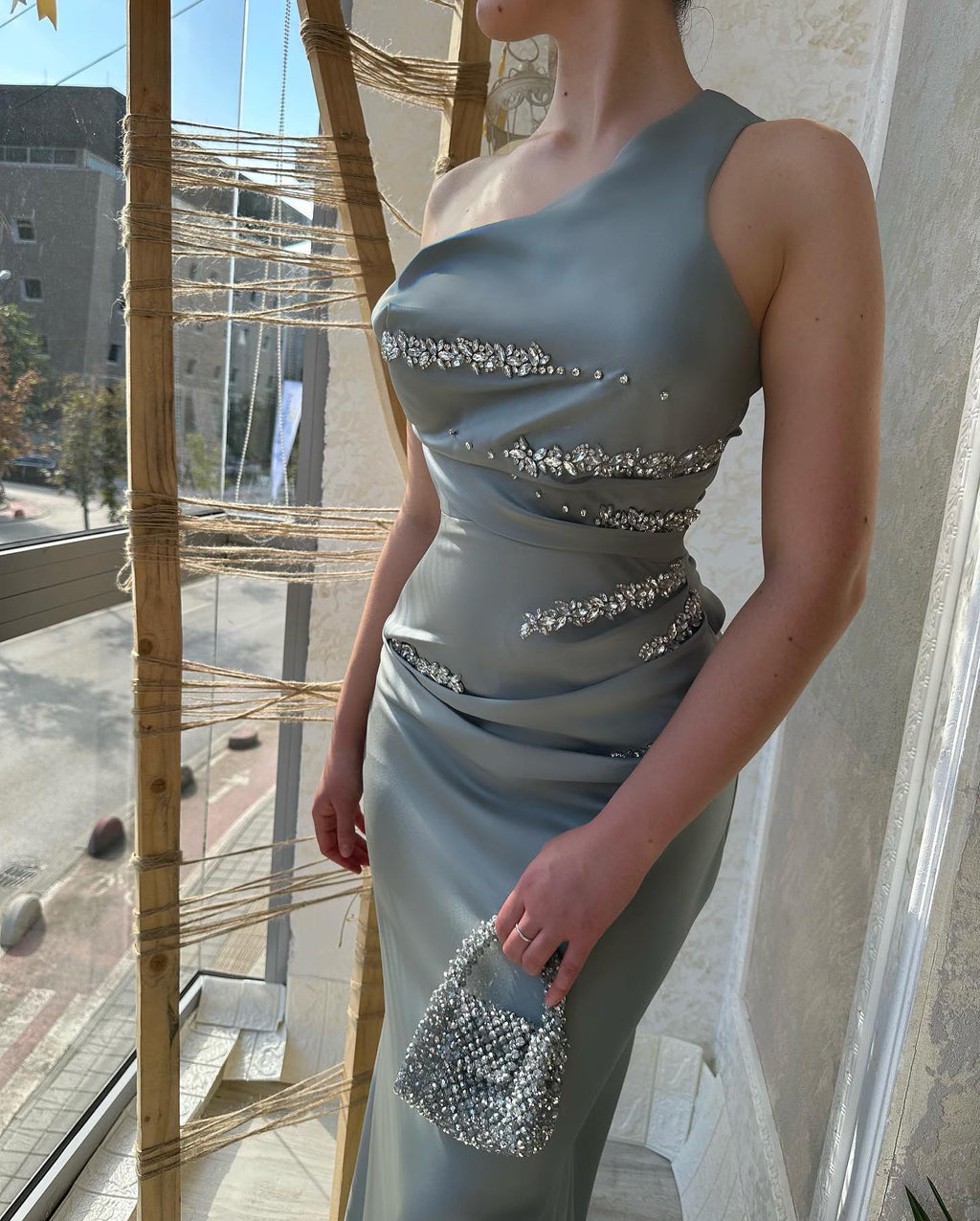 Wunderschönes langes silbernes ärmelloses Meerjungfrau-Ballkleid mit Strasssteinen