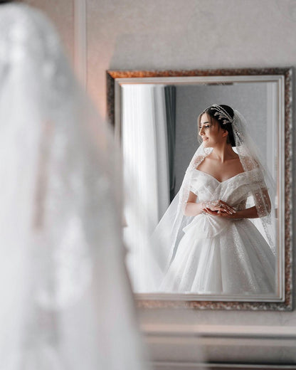 Wunderschönes langes weißes schulterfreies ärmelloses A-Linien-Brautkleid mit Spitze