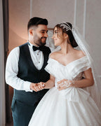 Hermoso vestido de novia largo blanco de corte A, sin mangas, con hombros descubiertos y encaje