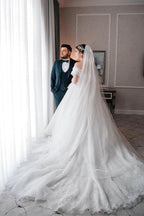 Hermoso vestido de novia largo blanco de corte A, sin mangas, con hombros descubiertos y encaje