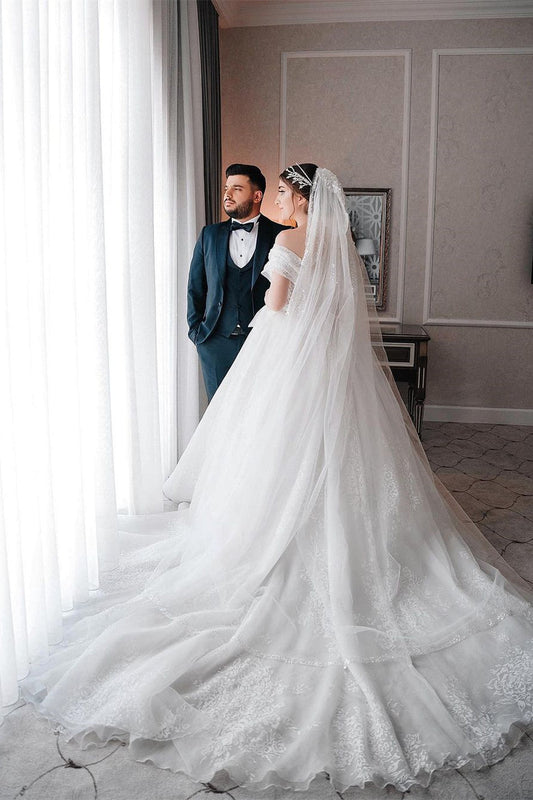 Wunderschönes langes weißes schulterfreies ärmelloses A-Linien-Brautkleid mit Spitze