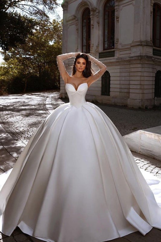 Wunderschönes langes weißes A-Linien-Ballkleid aus Satin ohne Ärmel