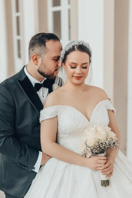 Hermosos vestidos de novia de princesa de satén con encaje y hombros descubiertos, corte A largo