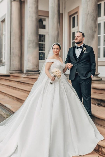 Hermosos vestidos de novia de princesa de satén con encaje y hombros descubiertos, corte A largo