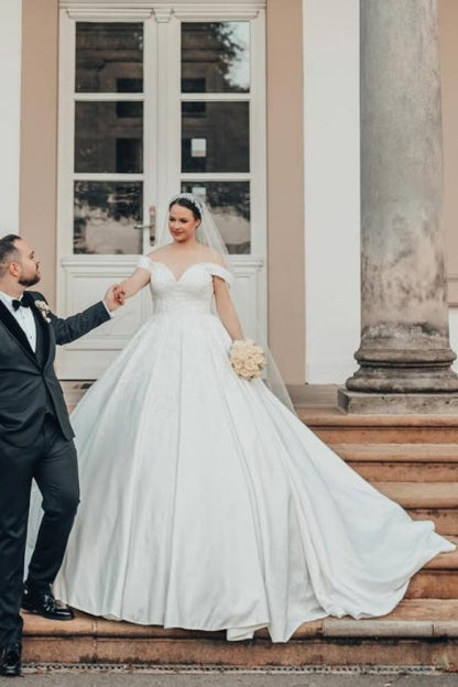 Hermosos vestidos de novia de princesa de satén con encaje y hombros descubiertos, corte A largo