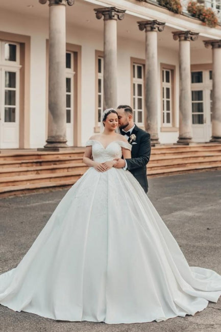 Hermosos vestidos de novia de princesa de satén con encaje y hombros descubiertos, corte A largo