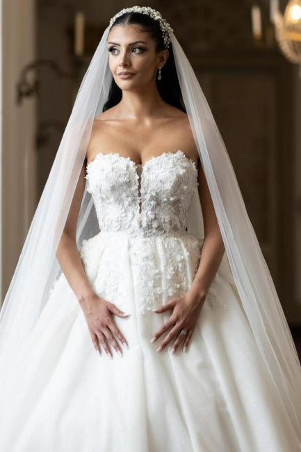 Wunderschönes langes weißes trägerloses Prinzessin-Brautkleid in A-Linie mit Spitze