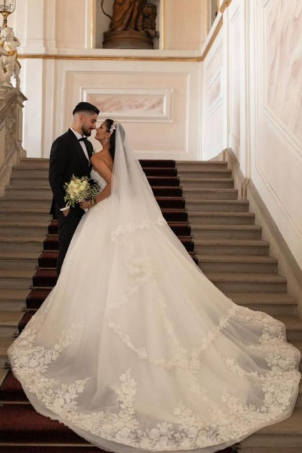 Wunderschönes langes weißes trägerloses Prinzessin-Brautkleid in A-Linie mit Spitze