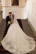 Wunderschönes langes weißes trägerloses Prinzessin-Brautkleid in A-Linie mit Spitze