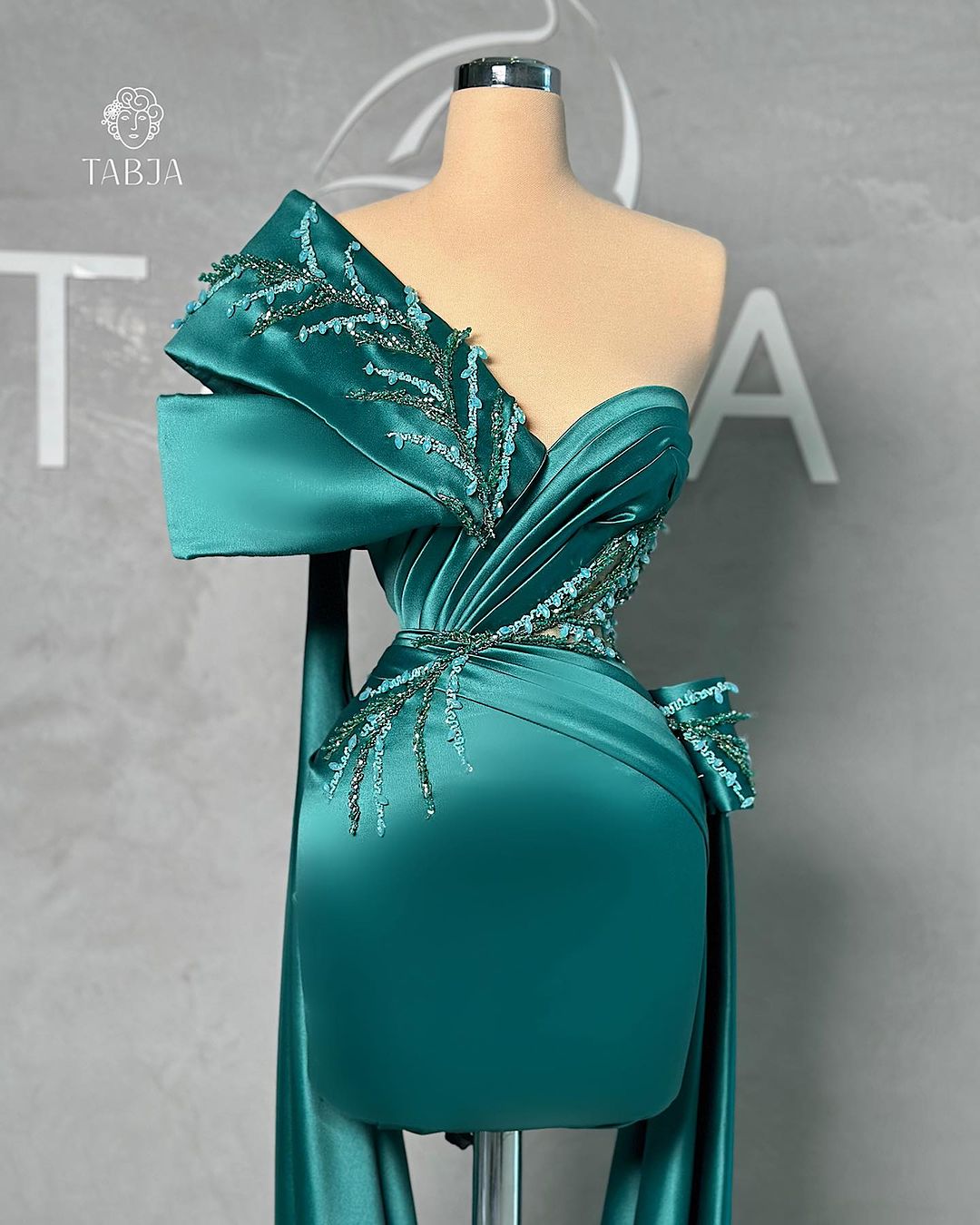 Wunderschönes kurzes grünes One-Shoulder-Ballkleid aus Spitze