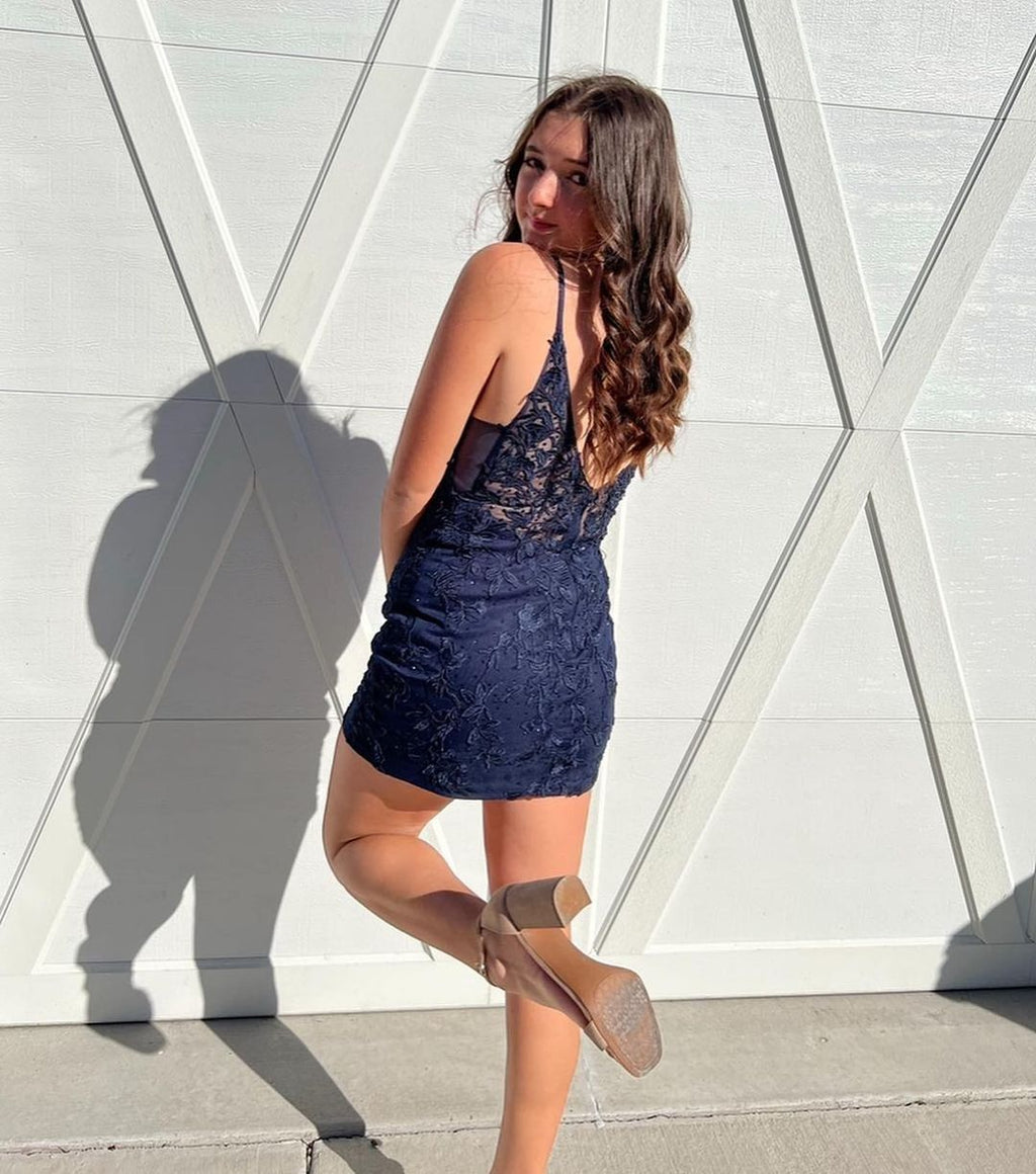 Wunderschönes kurzes marineblaues Homecoming-Kleid mit Spaghettiträgern und Spitze