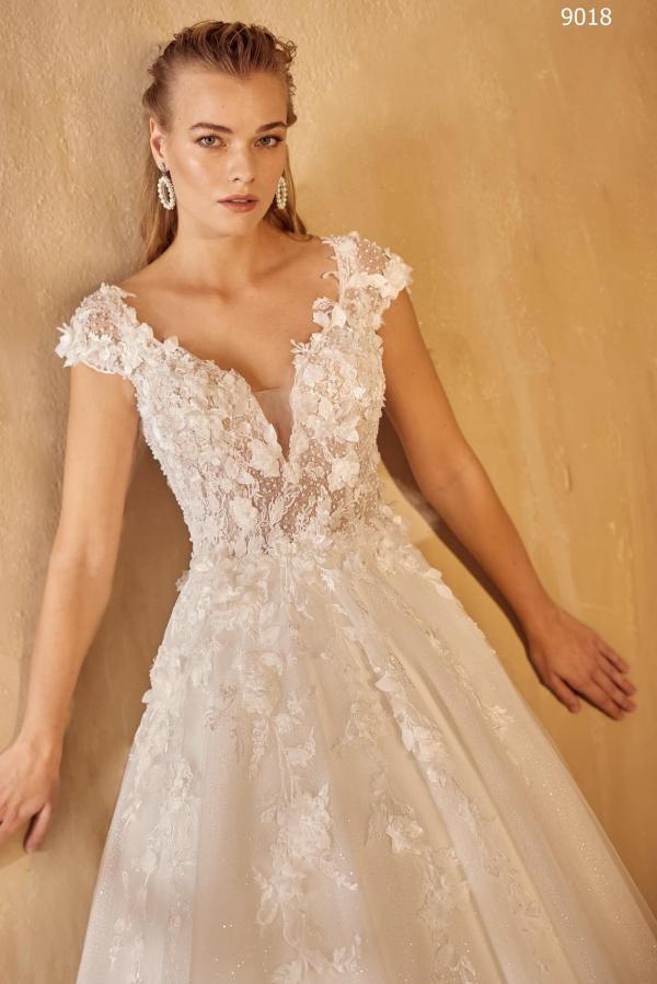 Hermosos vestidos de novia largos de tul con escote en V y corte A sin mangas