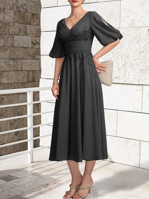 Vestido de madre de la novia de gasa con encaje, escote en V y largo hasta la rodilla con pliegues