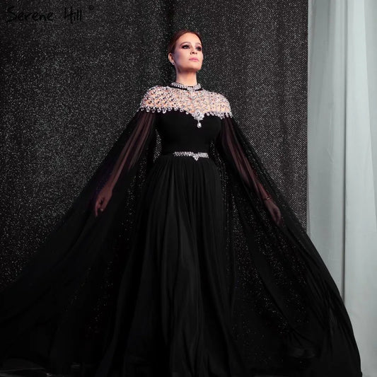 Schwarzes Abendkleid aus Chiffon mit Flügelärmeln und hohem Halsausschnitt im Dubai-Design 2025 LA60718 