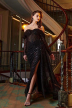 Schwarzes, trägerloses Ballkleid mit Schlitz vorne und Perlenbesatz