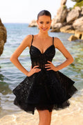 Schwarzes Ballkleid mit Herzausschnitt, kurzen Rüschen und Spaghettiträgern