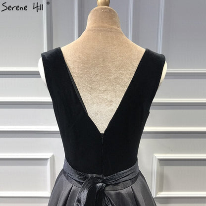 En oferta, sin devoluciones ni reembolsos. Oferta: Vestido de noche sexy de terciopelo negro sin mangas, corte A, foto real, escote en V profundo, LA60951. 