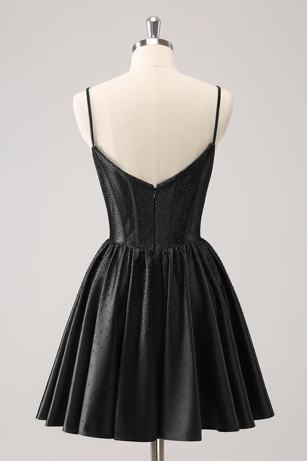 Vestido corto verde oscuro con tirantes finos, volantes y corsé para fiesta de bienvenida con cuentas
