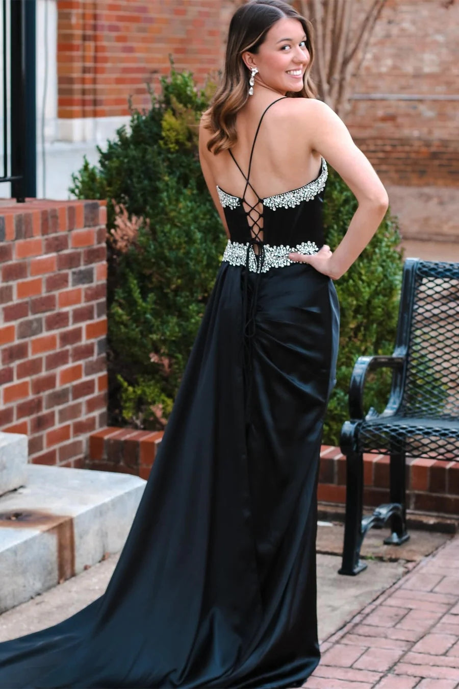 Robe de bal longue noire à col en V et traîne attachée PSK482