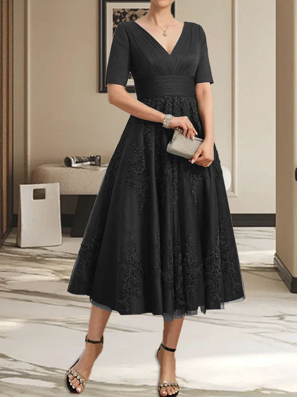 Vestido de madre de la novia de tul con encaje, escote en V y corte A hasta la rodilla con pliegues