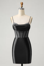 Vestido corto elegante de fiesta con corsé plisado y ajustado en color fucsia con cuentas