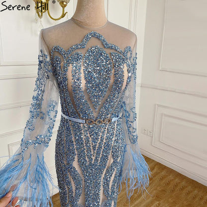 Vestidos de noche de lujo estilo sirena de Dubái, con plumas y cuentas azules de manga larga, 2025 LA60932 