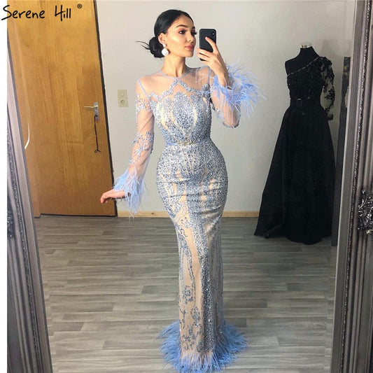 Vestidos de noche de lujo estilo sirena de Dubái, con plumas y cuentas azules de manga larga, 2025 LA60932 
