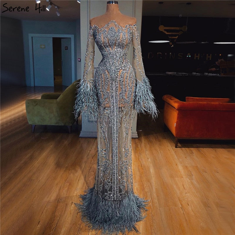 Vestidos de noche de lujo estilo sirena de Dubái, con plumas y cuentas azules de manga larga, 2025 LA60932 