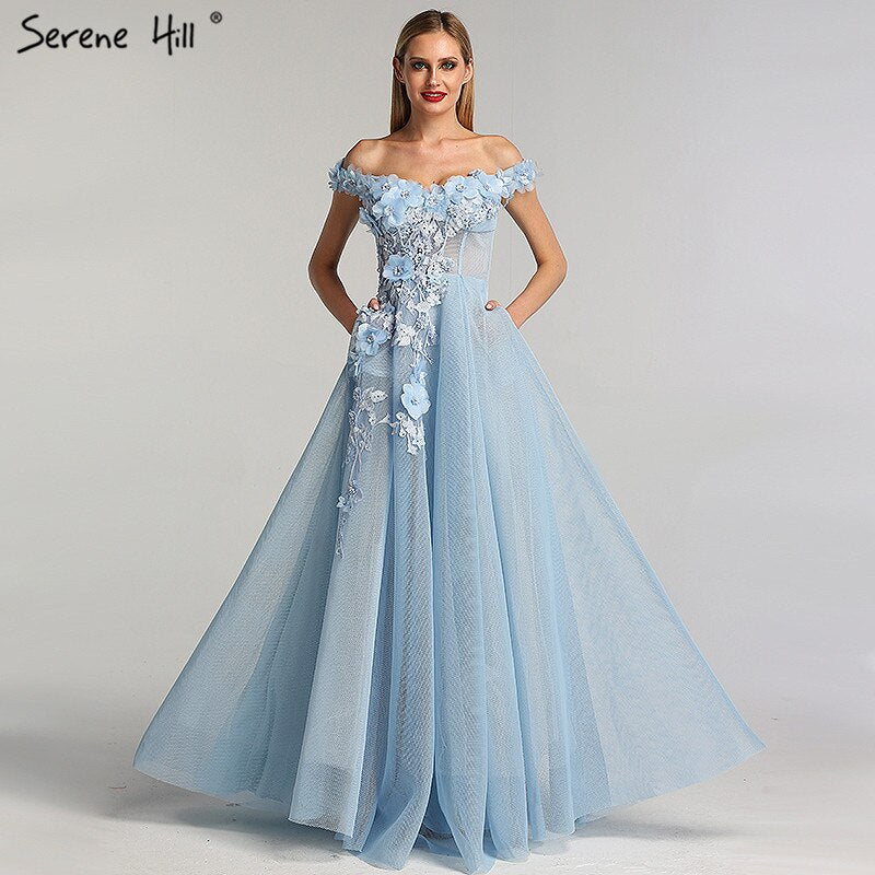 Verkauf Blau Off Schulter Sexy Strand Abendkleider Handgemachte Blumen Perlen Ärmellose Abendkleider 2025 LA60868 