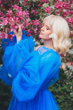 Langes Ballkleid aus Tüll mit Spitzenapplikationen und Schlitz in Blau, PSK468