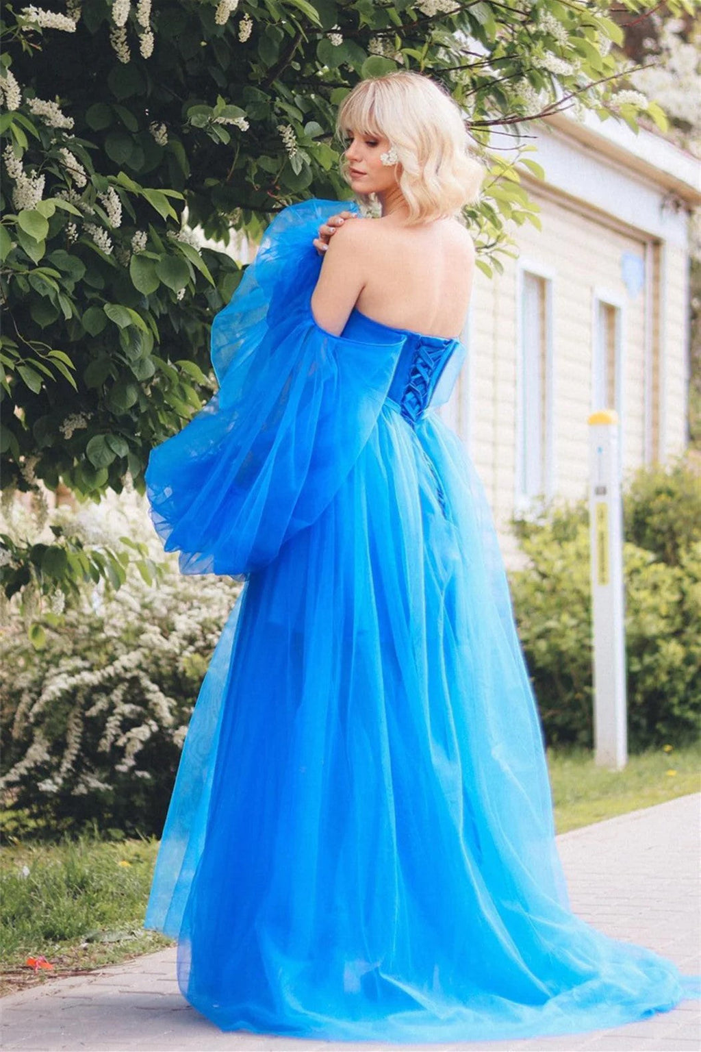Langes Ballkleid aus Tüll mit Spitzenapplikationen und Schlitz in Blau, PSK468