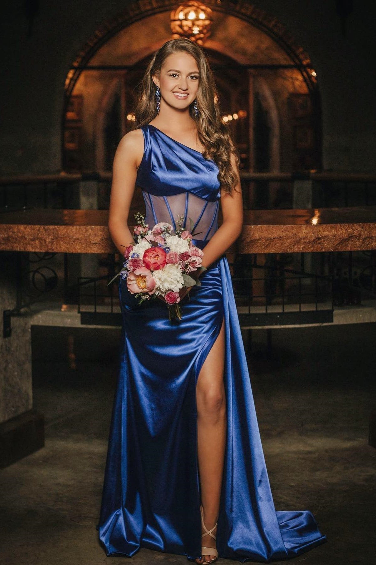 Valerie | Vestido de fiesta largo de satén plisado con un solo hombro