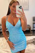 Vestido de fiesta corto ajustado con lentejuelas, rayas y tirantes finos en azul PD469