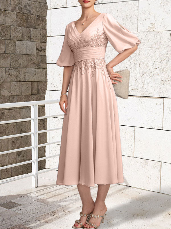 Vestido de madre de la novia de gasa con encaje, escote en V y largo hasta la rodilla con pliegues