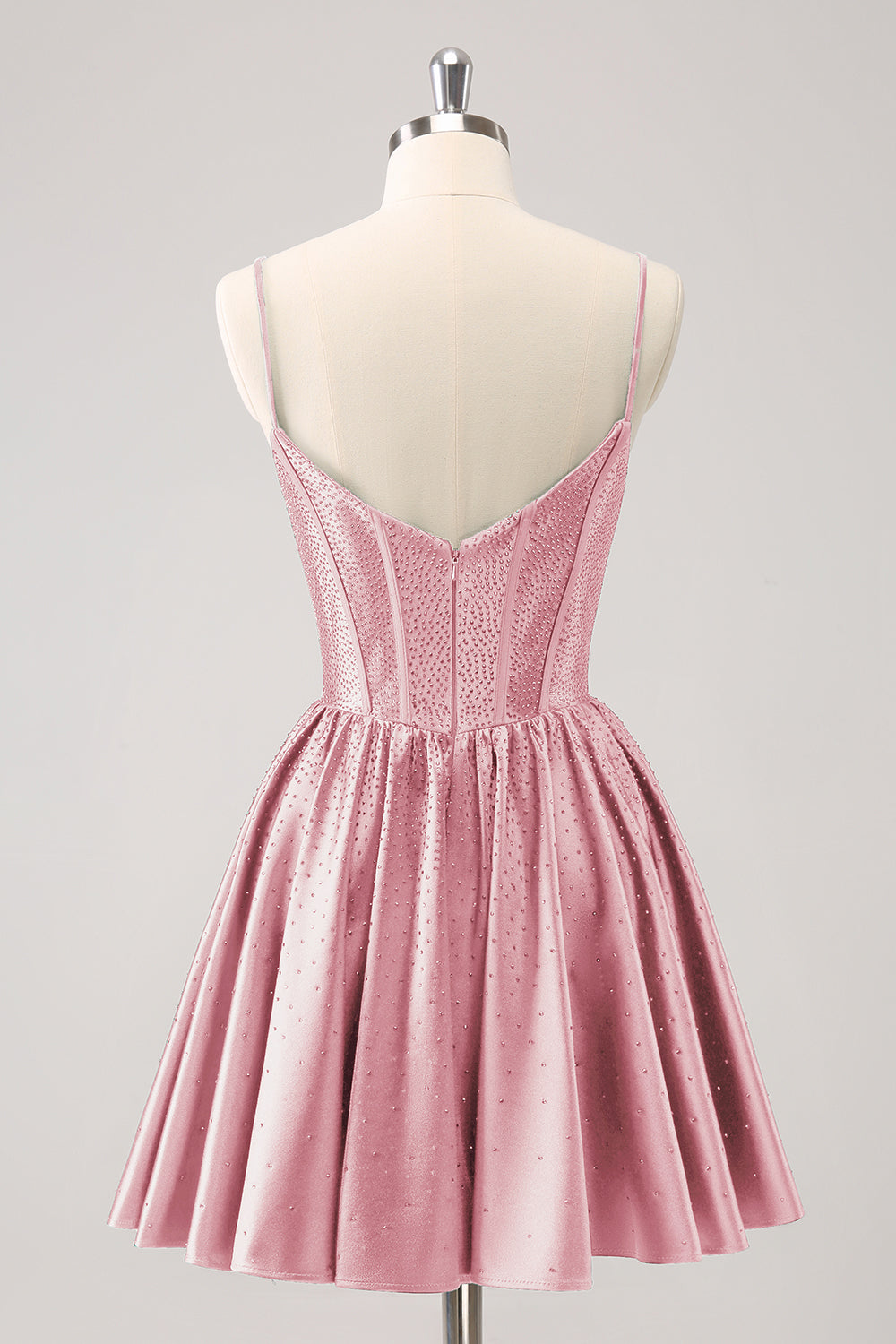 Vestido corto verde oscuro con tirantes finos, volantes y corsé para fiesta de bienvenida con cuentas