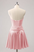 Hermoso vestido de fiesta fucsia con escote en forma de A, corsé cruzado y volantes