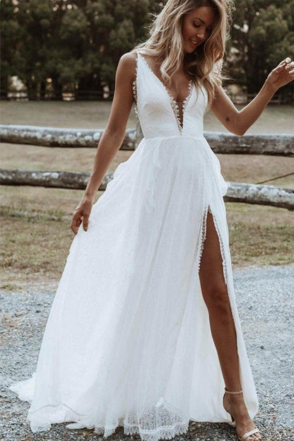Vestido de novia bohemio de corte A con escote en V, encaje y abertura con apliques WD560