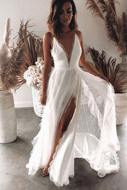 Vestido de novia bohemio de corte A con escote en V, encaje y abertura con apliques WD560