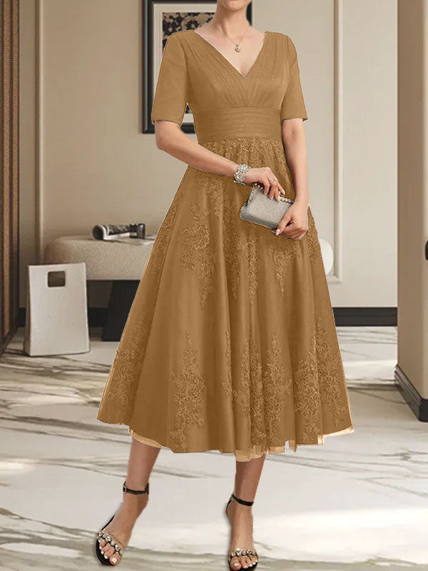 Vestido de madre de la novia de tul con encaje, escote en V y corte A hasta la rodilla con pliegues