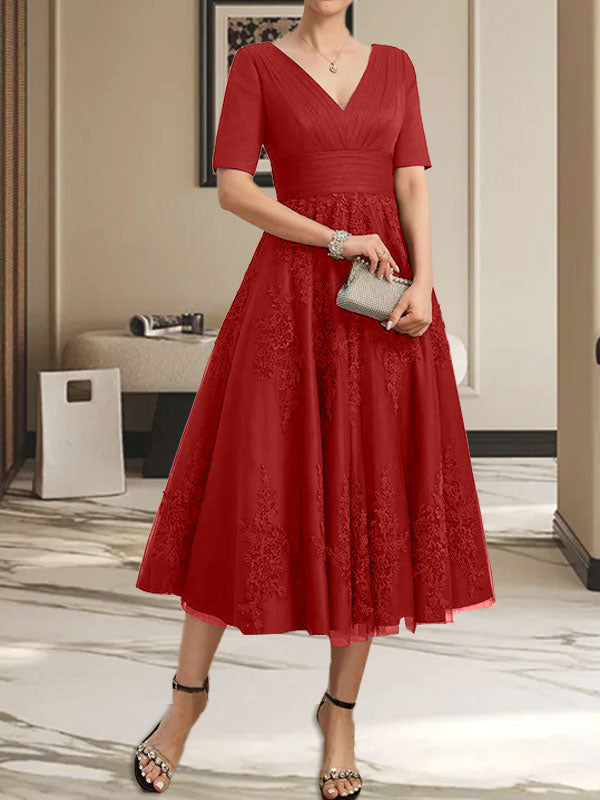 Vestido de madre de la novia de tul con encaje, escote en V y corte A hasta la rodilla con pliegues