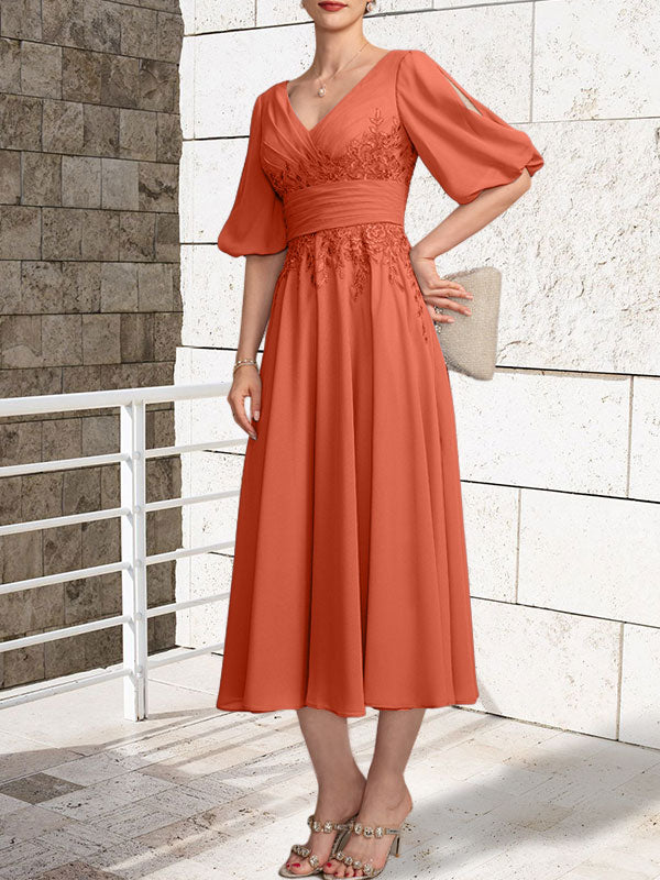 Vestido de madre de la novia de gasa con encaje, escote en V y largo hasta la rodilla con pliegues
