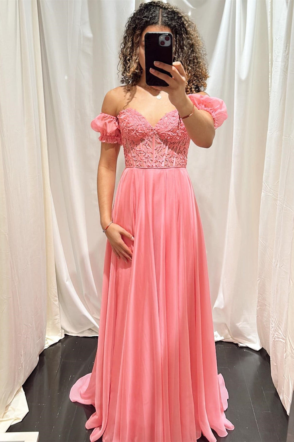 Schulterfreies A-Linien-Ballkleid aus Chiffon mit Applikationen und Schnürung 