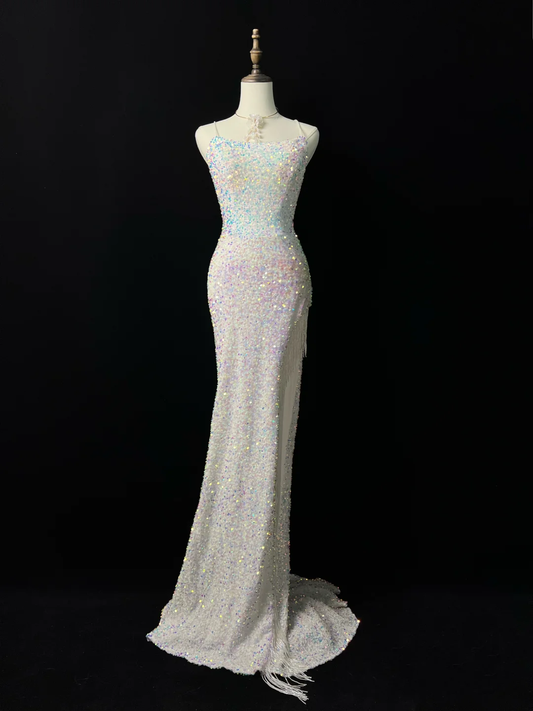 Funkelndes weißes Spaghettiträger-Pailletten-Ballkleid mit Schlitz und Quaste im Meerjungfrau-Stil, Y8648