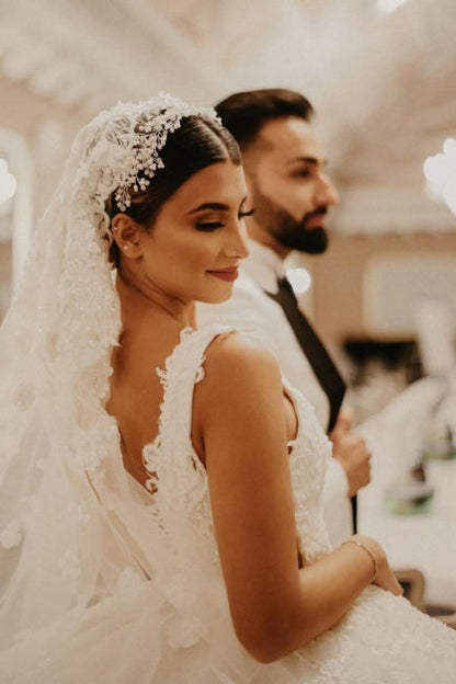 Vestido de novia largo hasta el suelo con mangas cortas color marfil