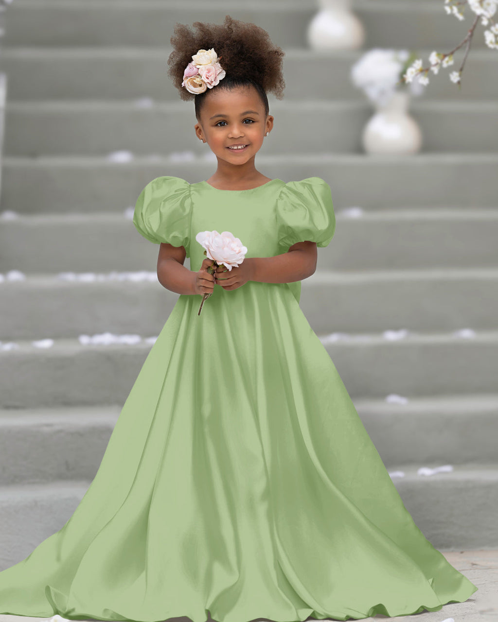 Blumenmädchenkleid mit Puffärmeln, Schleife, Knopfleiste hinten und Schleppe 