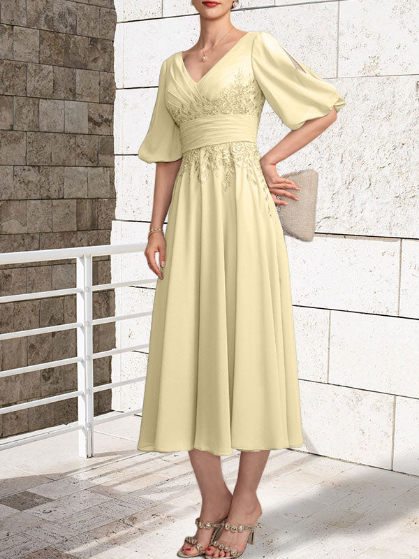 Vestido de madre de la novia de gasa con encaje, escote en V y largo hasta la rodilla con pliegues