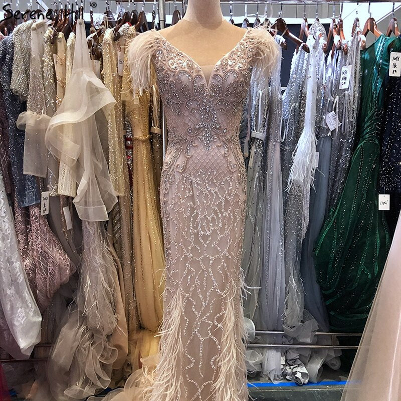 Vestido de noche de sirena sexy con escote en V y plumas de diamante, sin mangas, color champán, LA70350 