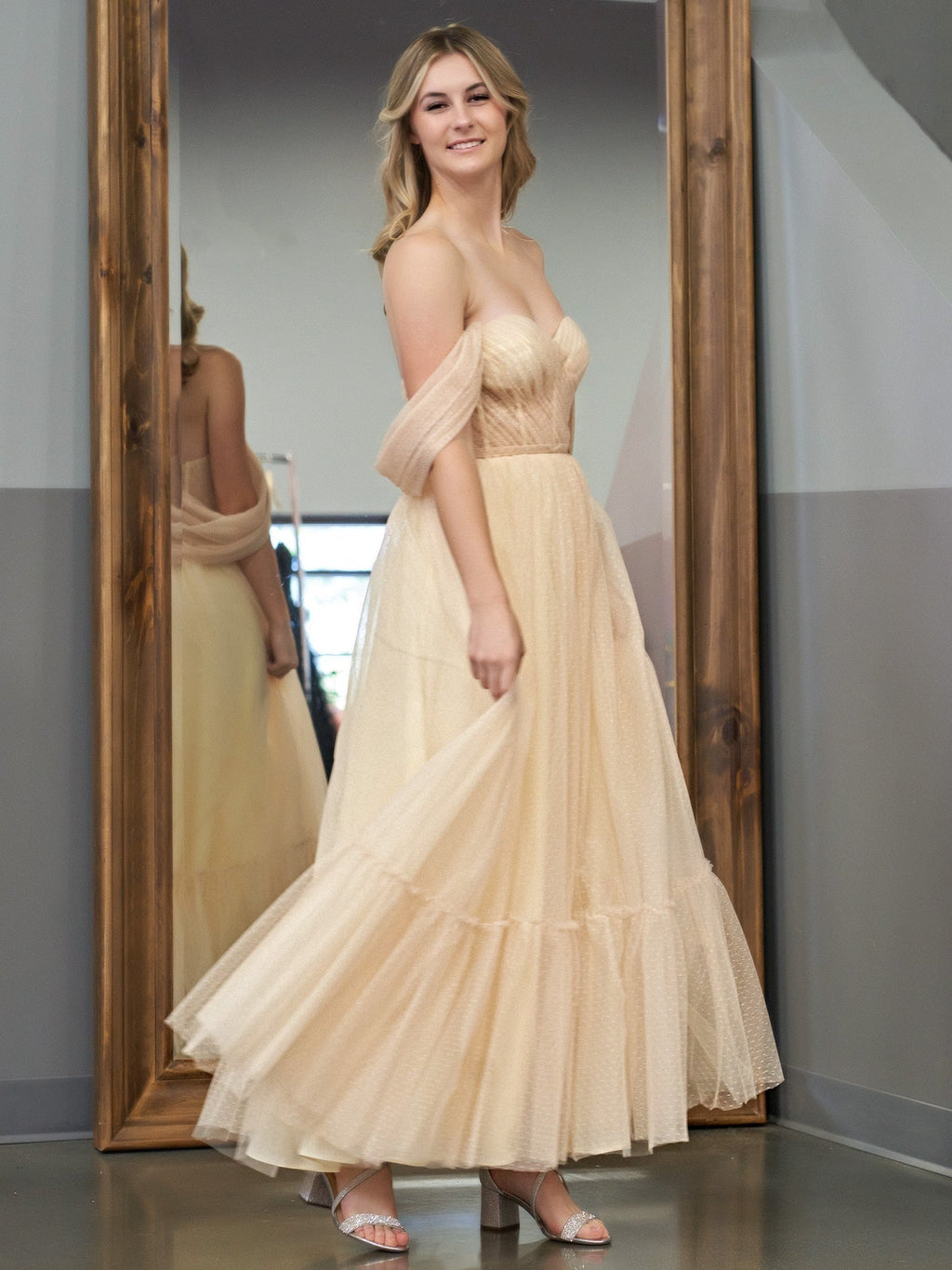 Nova | Champagnerfarbenes, knielanges A-Linien-Ballkleid aus Tüll mit Herzausschnitt