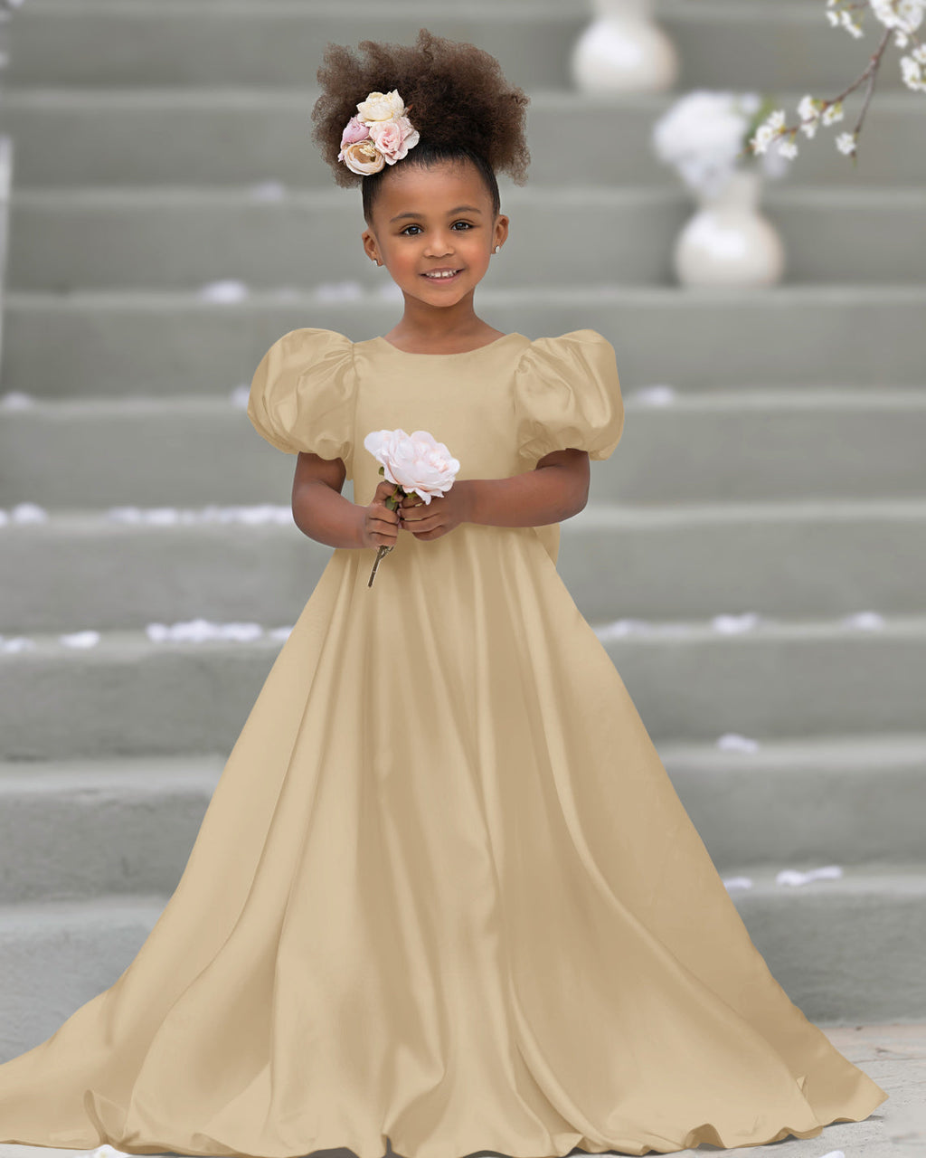 Blumenmädchenkleid mit Puffärmeln, Schleife, Knopfleiste hinten und Schleppe 