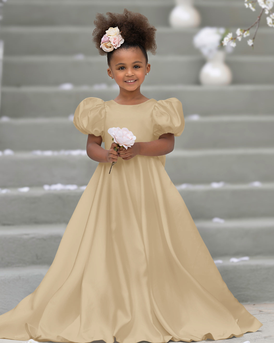 Blumenmädchenkleid mit Puffärmeln, Schleife, Knopfleiste hinten und Schleppe 